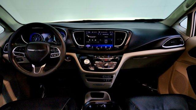 Photo of 2022 White Chrysler Pacifica