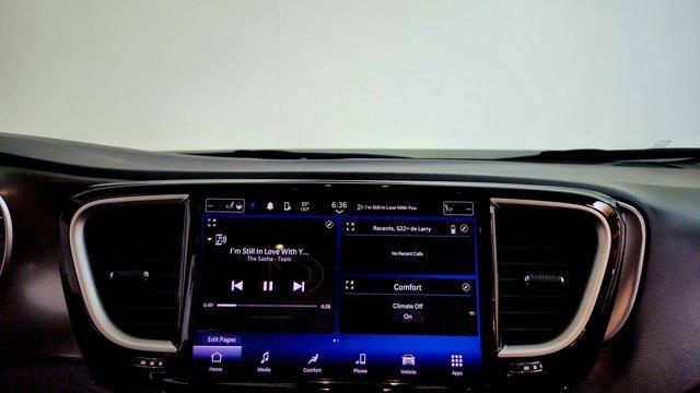 Photo of 2022 White Chrysler Pacifica