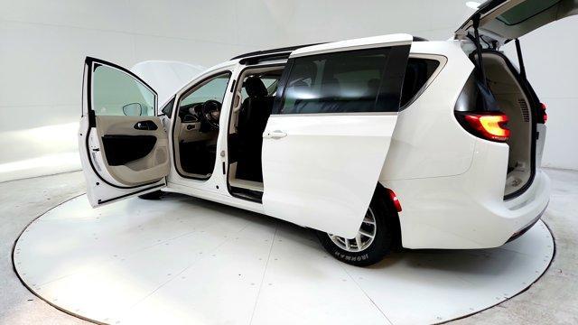Photo of 2022 White Chrysler Pacifica