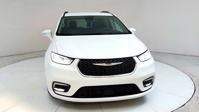 Photo of 2022 White Chrysler Pacifica