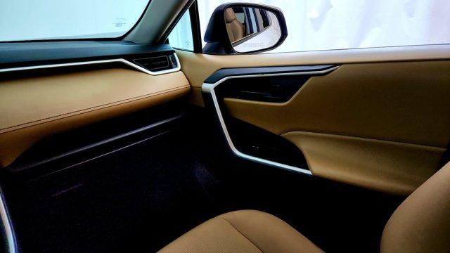 Photo of 2021 White Toyota RAV4