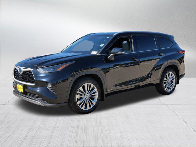 Photo of 2022 Midnight Black Metallic Toyota Highlander Hybrid