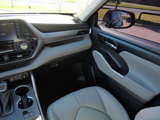 Photo of 2022 Midnight Black Metallic Toyota Highlander Hybrid
