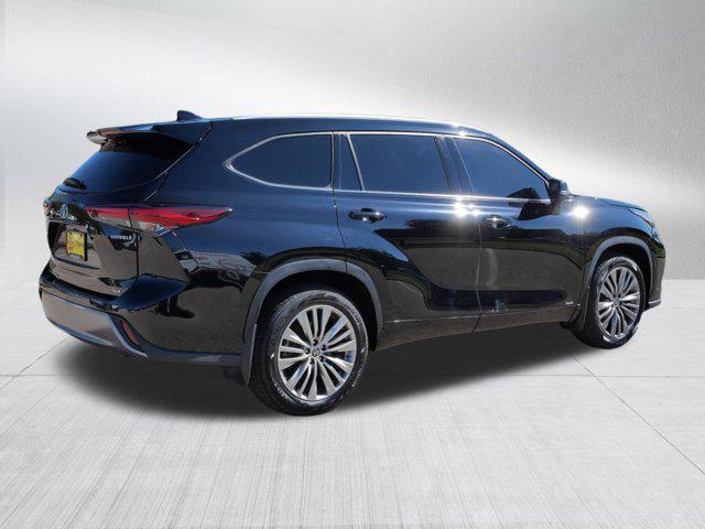 Photo of 2022 Midnight Black Metallic Toyota Highlander Hybrid