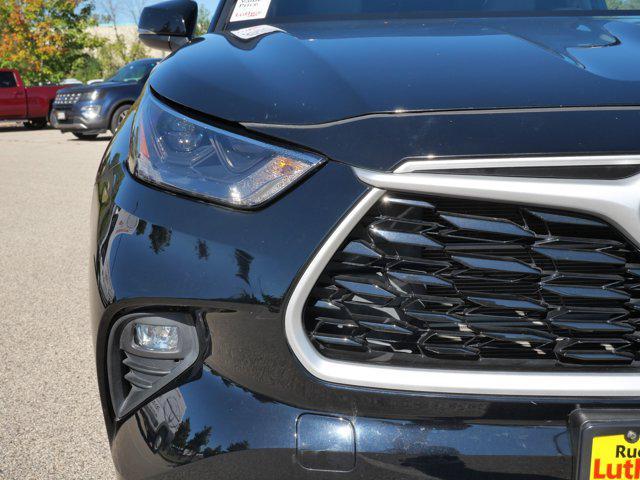 Photo of 2022 Midnight Black Metallic Toyota Highlander Hybrid