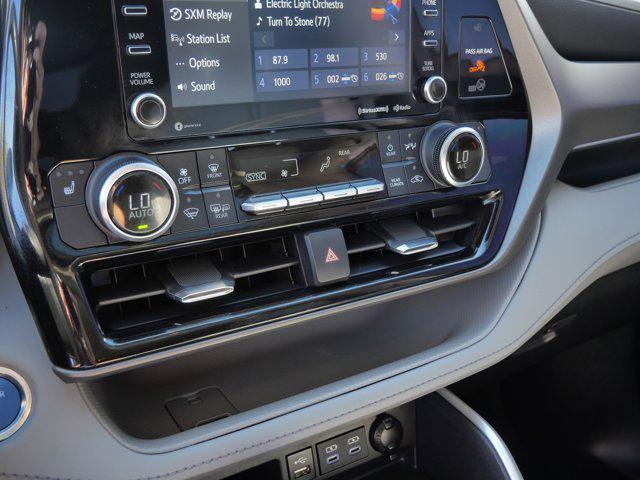Photo of 2022 Midnight Black Metallic Toyota Highlander Hybrid