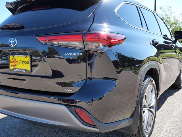 Photo of 2022 Midnight Black Metallic Toyota Highlander Hybrid