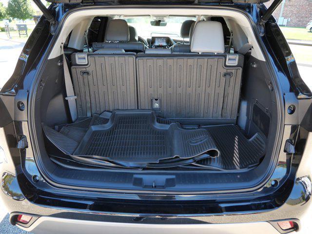Photo of 2022 Midnight Black Metallic Toyota Highlander Hybrid