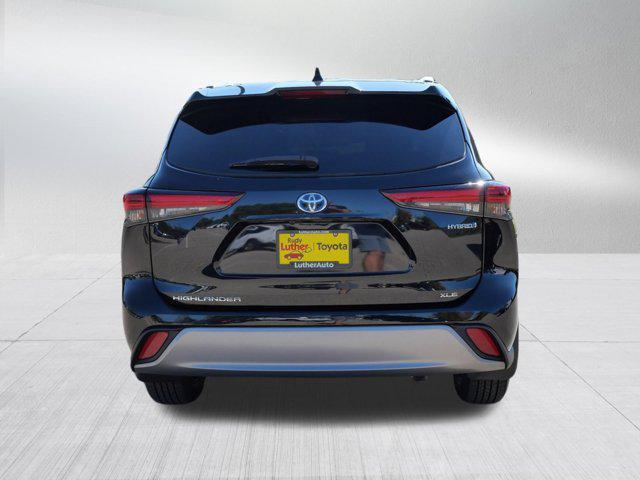 Photo of 2022 Midnight Black Metallic Toyota Highlander Hybrid