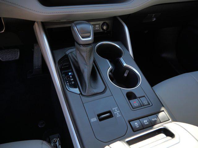Photo of 2022 Midnight Black Metallic Toyota Highlander Hybrid