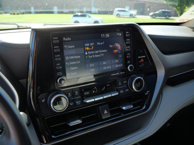 Photo of 2022 Midnight Black Metallic Toyota Highlander Hybrid