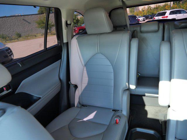 Photo of 2022 Midnight Black Metallic Toyota Highlander Hybrid