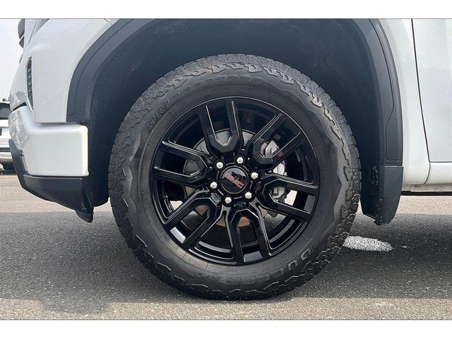 Photo of 2023 Summit White GMC Sierra 1500