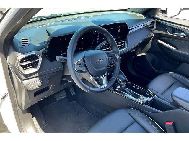 Photo of 2025 Iridescent Pearl Tricoat Chevrolet Trailblazer