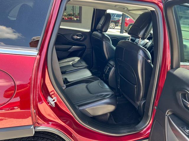 Photo of 2019 Velvet Red Pearlcoat Jeep Cherokee