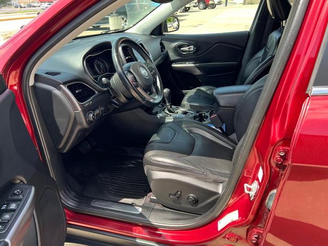 Photo of 2019 Velvet Red Pearlcoat Jeep Cherokee