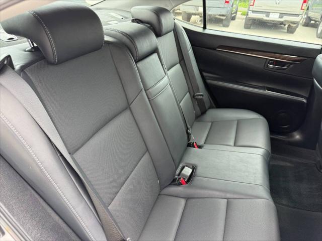 Photo of 2016 Silver Lexus ES 350