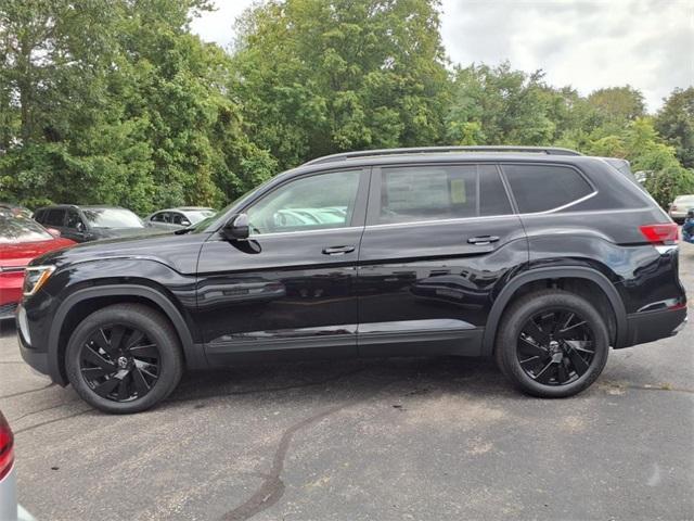 Photo of 2025 Deep Black Pearl Effect Volkswagen Atlas