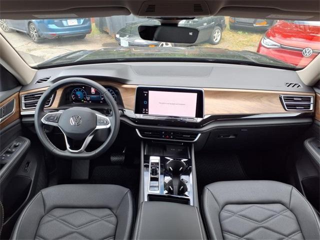 Photo of 2025 Deep Black Pearl Effect Volkswagen Atlas