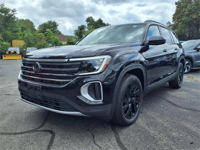 Photo of 2025 Deep Black Pearl Effect Volkswagen Atlas