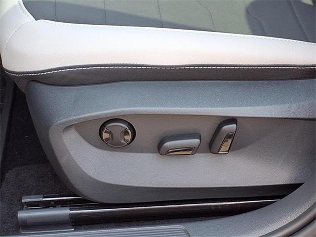 Photo of 2025 Platinum Gray Metallic Volkswagen Taos