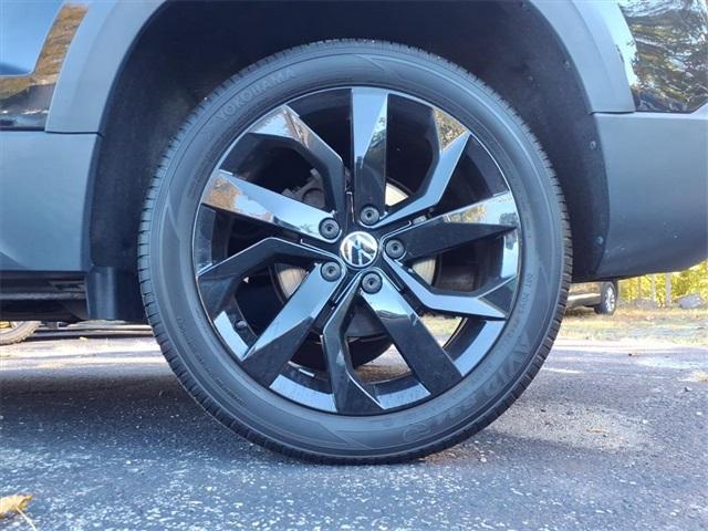 Photo of 2022 Deep Black Pearl Effect Volkswagen Taos