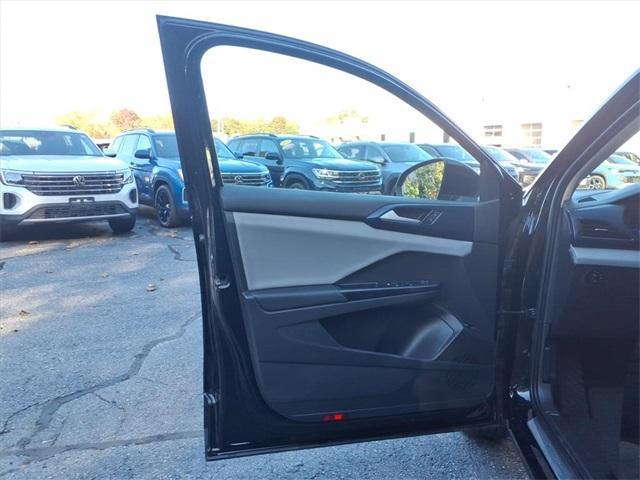Photo of 2022 Deep Black Pearl Effect Volkswagen Taos