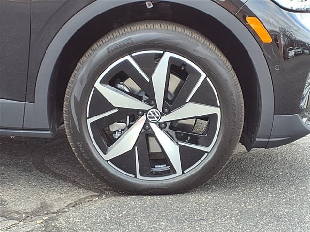 Photo of 2025 Deep Black Pearl Effect Volkswagen ID.4