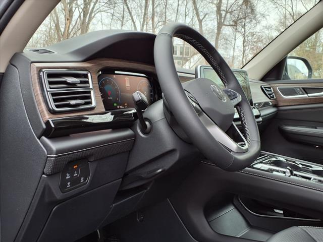 Photo of 2025 Silver Mist Metallic Volkswagen Atlas