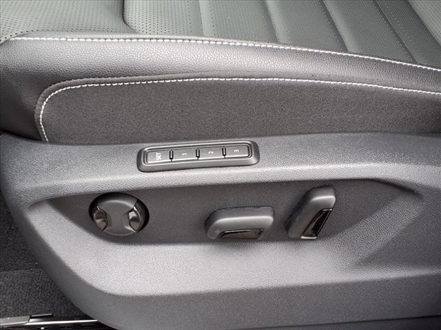 Photo of 2025 Silver Mist Metallic Volkswagen Atlas