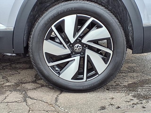 Photo of 2025 Silver Mist Metallic Volkswagen Atlas