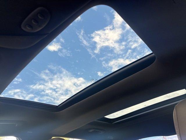 Photo of 2013 White Lincoln MKS