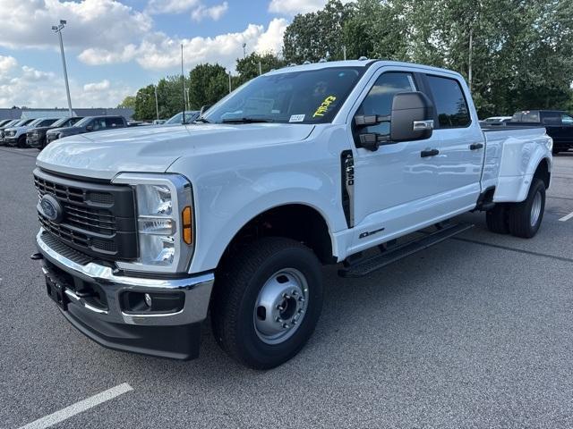 Photo of 2025 Oxford White Ford F-350