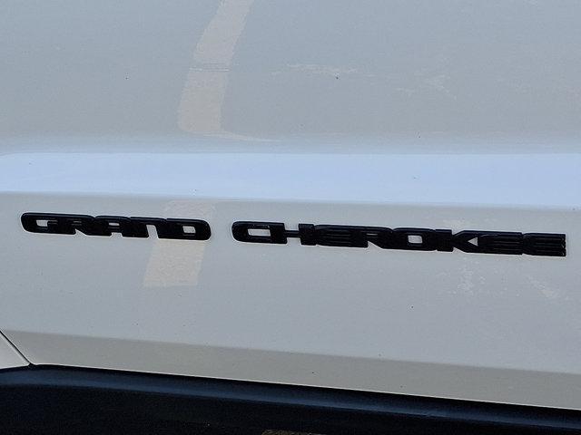 Photo of 2021 Bright White Clearcoat Jeep Grand Cherokee