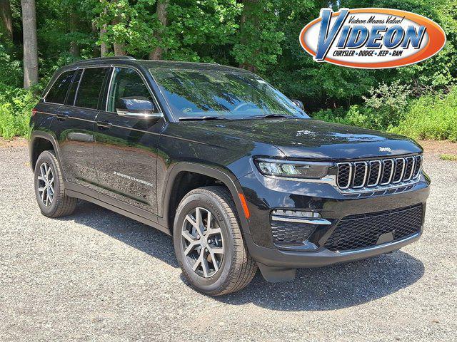 Photo of 2025 Diamond Black Crystal Pearlcoat Jeep Grand Cherokee