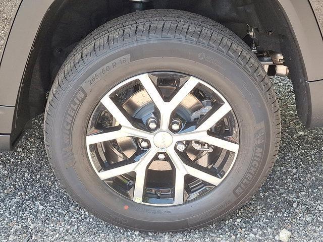 Photo of 2025 Diamond Black Crystal Pearlcoat Jeep Grand Cherokee