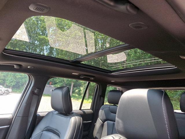 Photo of 2025 Diamond Black Crystal Pearlcoat Jeep Grand Cherokee
