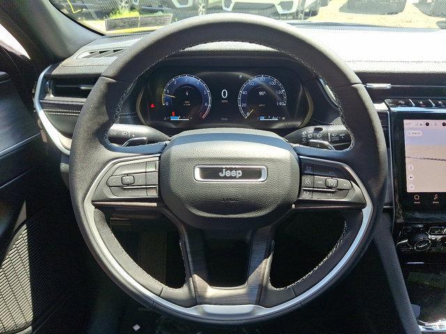 Photo of 2025 Diamond Black Crystal Pearlcoat Jeep Grand Cherokee