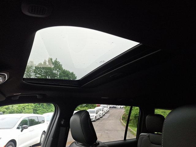 Photo of 2025 Diamond Black Crystal Pearlcoat Jeep Grand Cherokee L