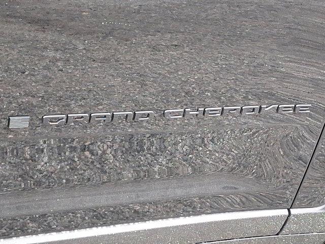 Photo of 2025 Diamond Black Crystal Pearlcoat Jeep Grand Cherokee L