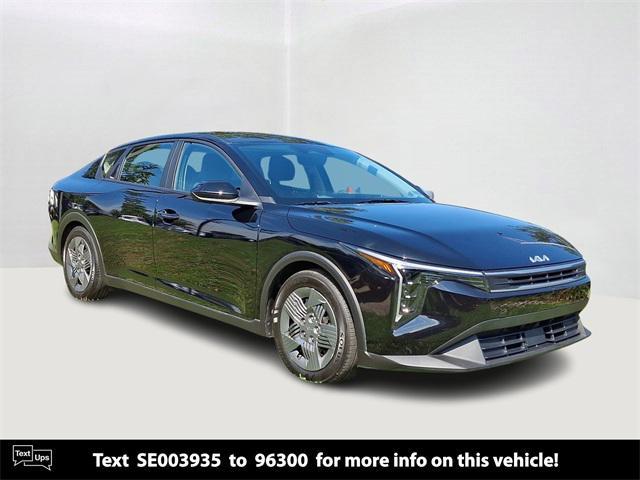 Photo of 2025 Aurora Black Pearl Kia K4