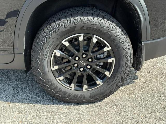 Photo of 2025 Mosaic Black Metallic Chevrolet Traverse