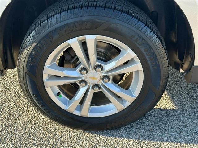 Photo of 2017 Silver Ice Metallic Chevrolet Equinox
