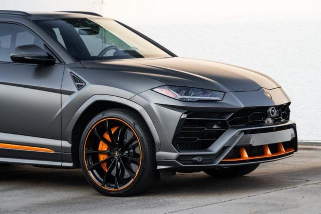 Photo of 2022 Gray Lamborghini Urus