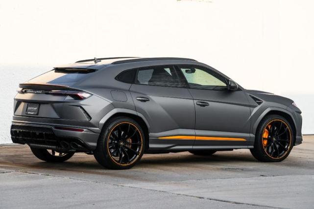 Photo of 2022 Gray Lamborghini Urus