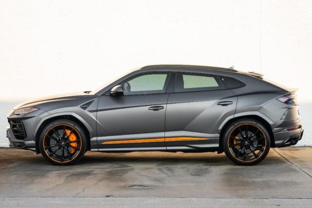 Photo of 2022 Gray Lamborghini Urus