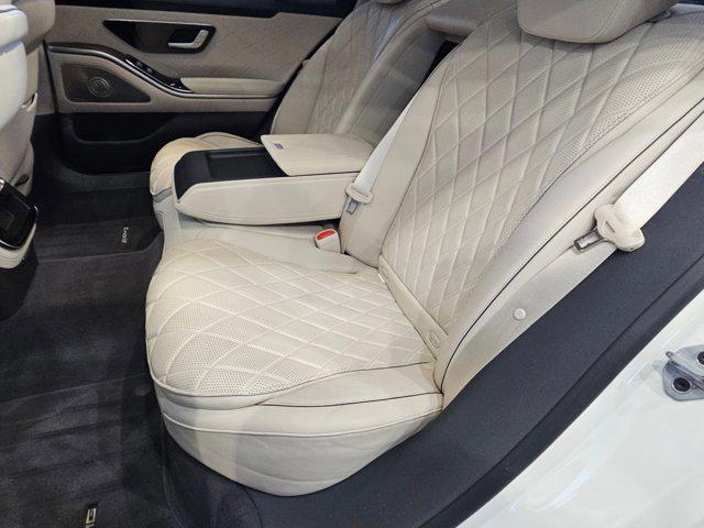 Photo of 2022 MANUFAKTUR Diamond White Mercedes-Benz S-Class