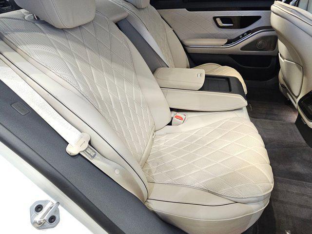 Photo of 2022 MANUFAKTUR Diamond White Mercedes-Benz S-Class