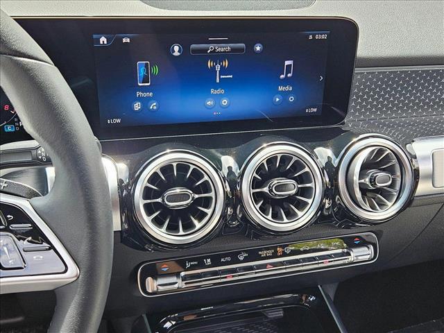 Photo of 2025 Polar White Mercedes-Benz GLB 250