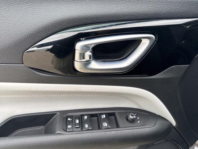 Photo of 2023 Granite Crystal Metallic Clearcoat Jeep Compass